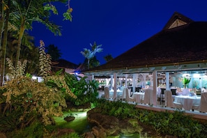 Lunch and dinner served, international cuisine