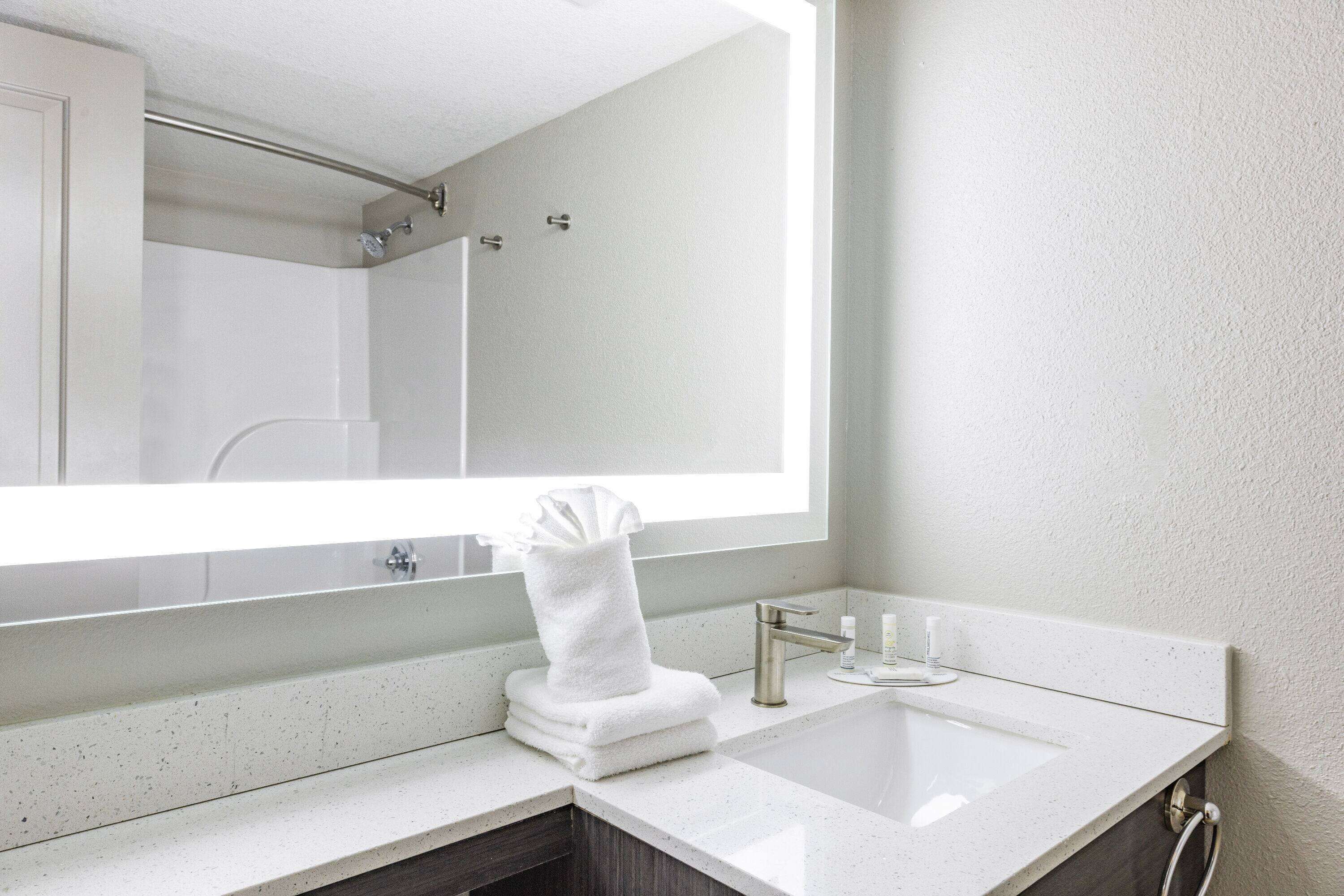 Bañera con ducha, artículos de tocador gratuitos, secador de pelo