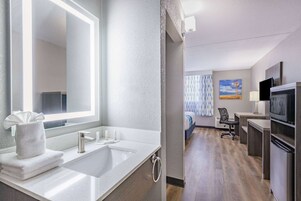 Bañera con ducha, artículos de tocador gratuitos, secador de pelo