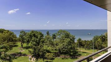 Departamento, 2 habitaciones, vista al puerto | Caja de seguridad en la habitación, muebles diferentes y escritorio