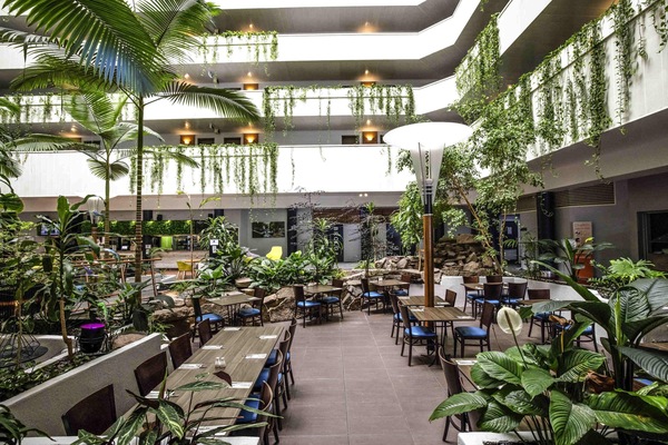 Breakfast, dinner, brunch served; al fresco dining