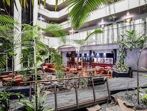 Lounge dans le hall, vue sur le jardin, ouvert tous les jours