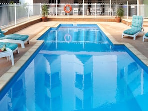 Piscine extérieure, chaises longues