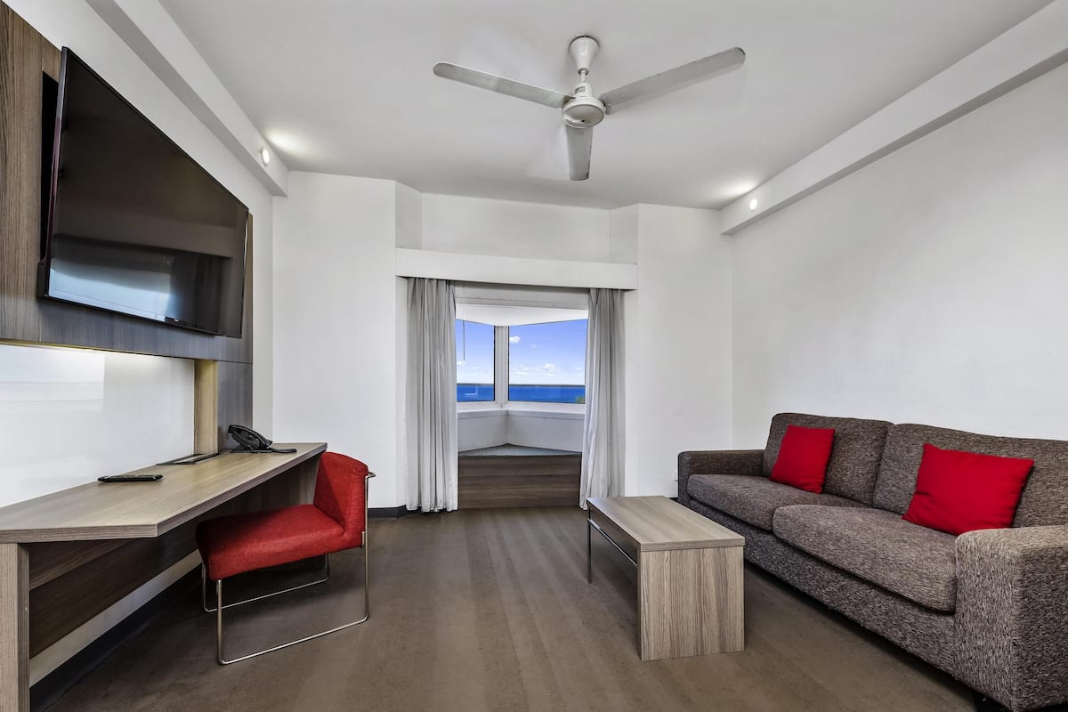 Suite junior, 1 cama King size, vista al puerto | Caja de seguridad en la habitación, muebles diferentes y escritorio