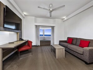 خزنة داخل الغرفة وطراز فريد لكل وحدة ومكتب ومكواة/لوح كي