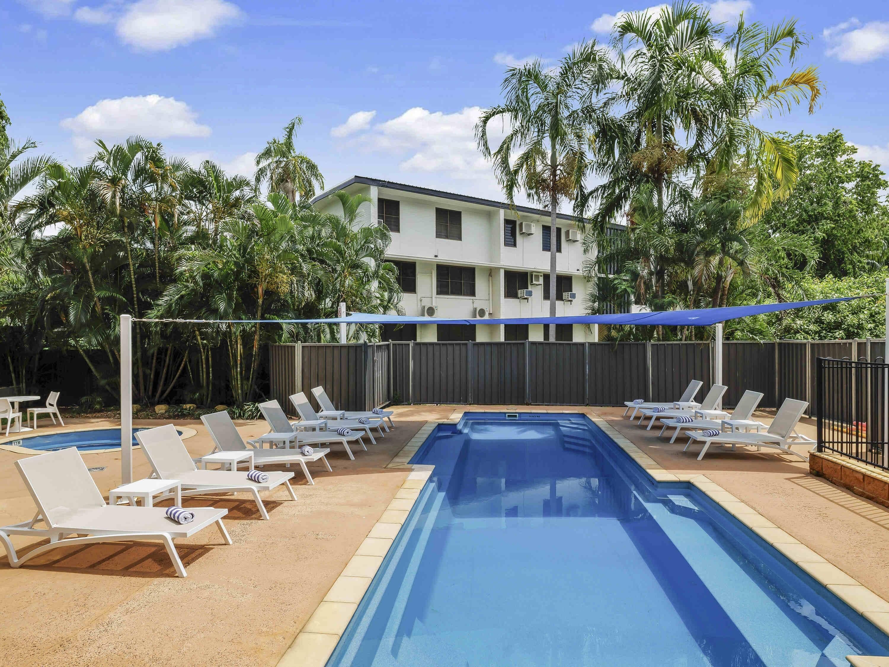 Piscina externa, espreguiçadeiras