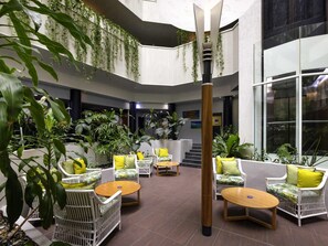 Lounge dans le hall, vue sur le jardin, ouvert tous les jours