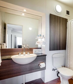 Combined shower/tub, eco-friendly toiletries, hair dryer, towels