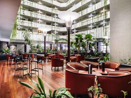 大堂酒廊、花园景观、每天营业