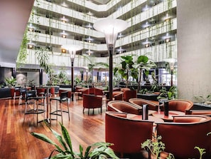 Lounge dans le hall, vue sur le jardin, ouvert tous les jours