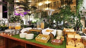 Daily buffet breakfast for a fee