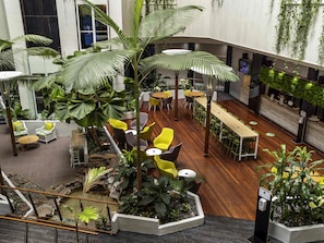 Lounge dans le hall, vue sur le jardin, ouvert tous les jours