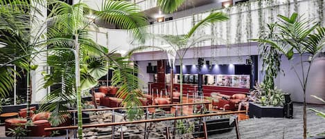 Lobbylounge, utsikt mot hagen, åpen hver dag