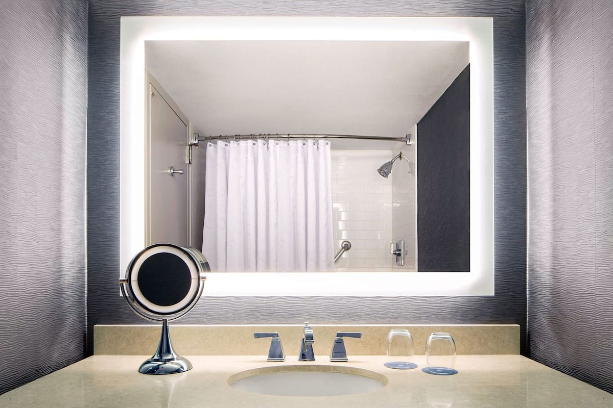 Baño | Tina con regadera, amenidades de baño de diseñador, secadora de cabello