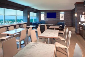 Premium bedding, in-room safe, desk, laptop workspace - Sheraton Arlington (Arlington)