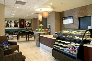 3 restaurantes, se sirve desayuno 