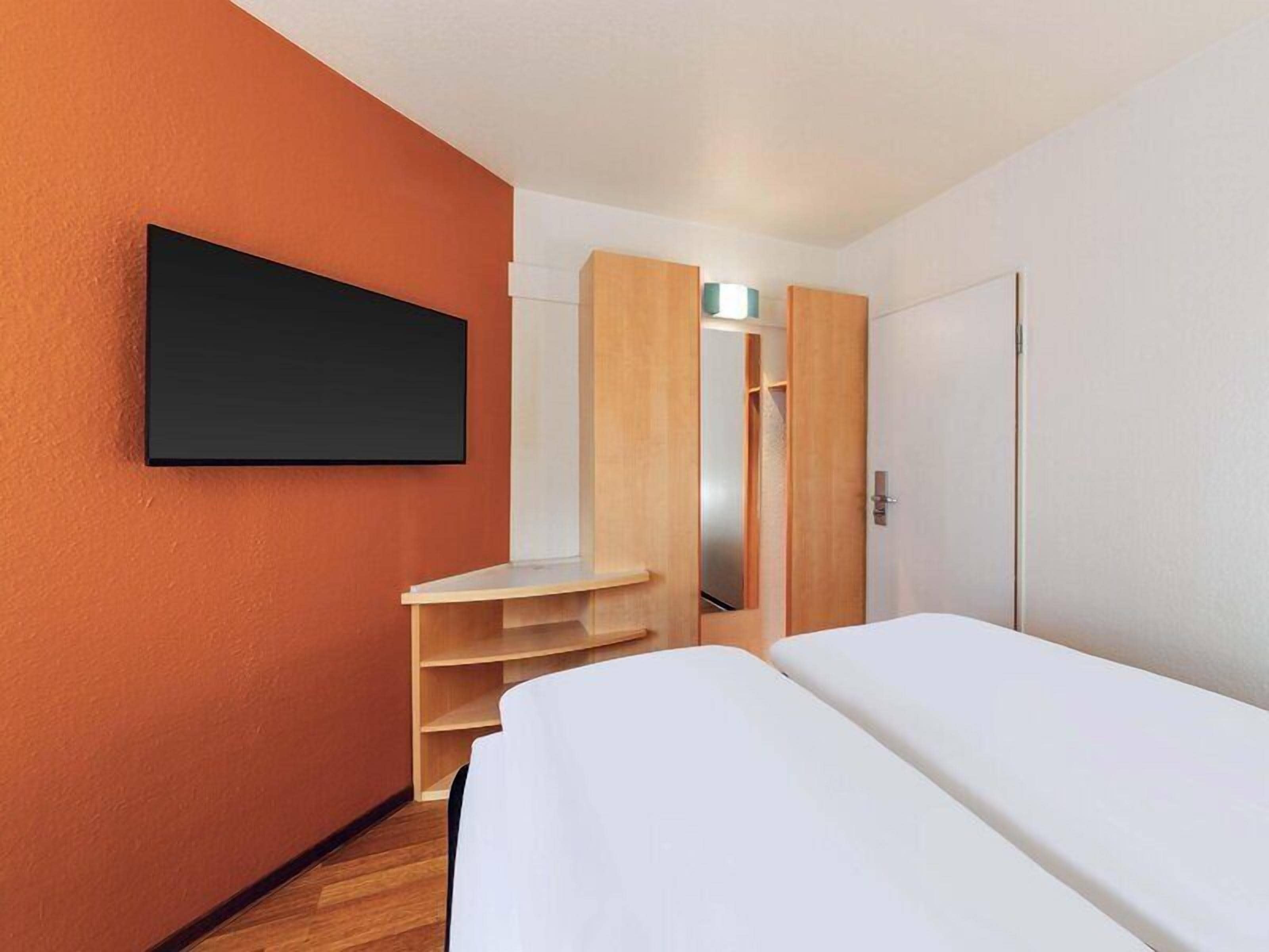 Ropa de cama de alta calidad y caja de seguridad en la habitación 