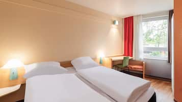 Roupas de cama premium, cofres nos quartos, escrivaninha