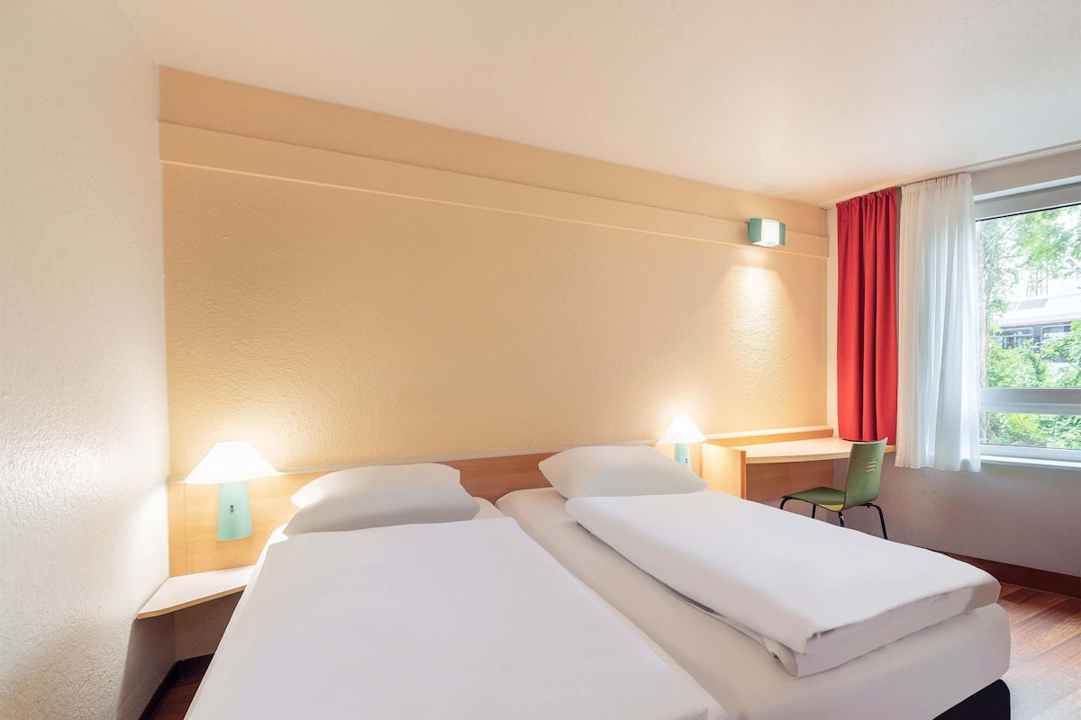 Zweibettzimmer | Hochwertige Bettwaren, Zimmersafe, Schreibtisch, VerdunkelungsvorhÀnge