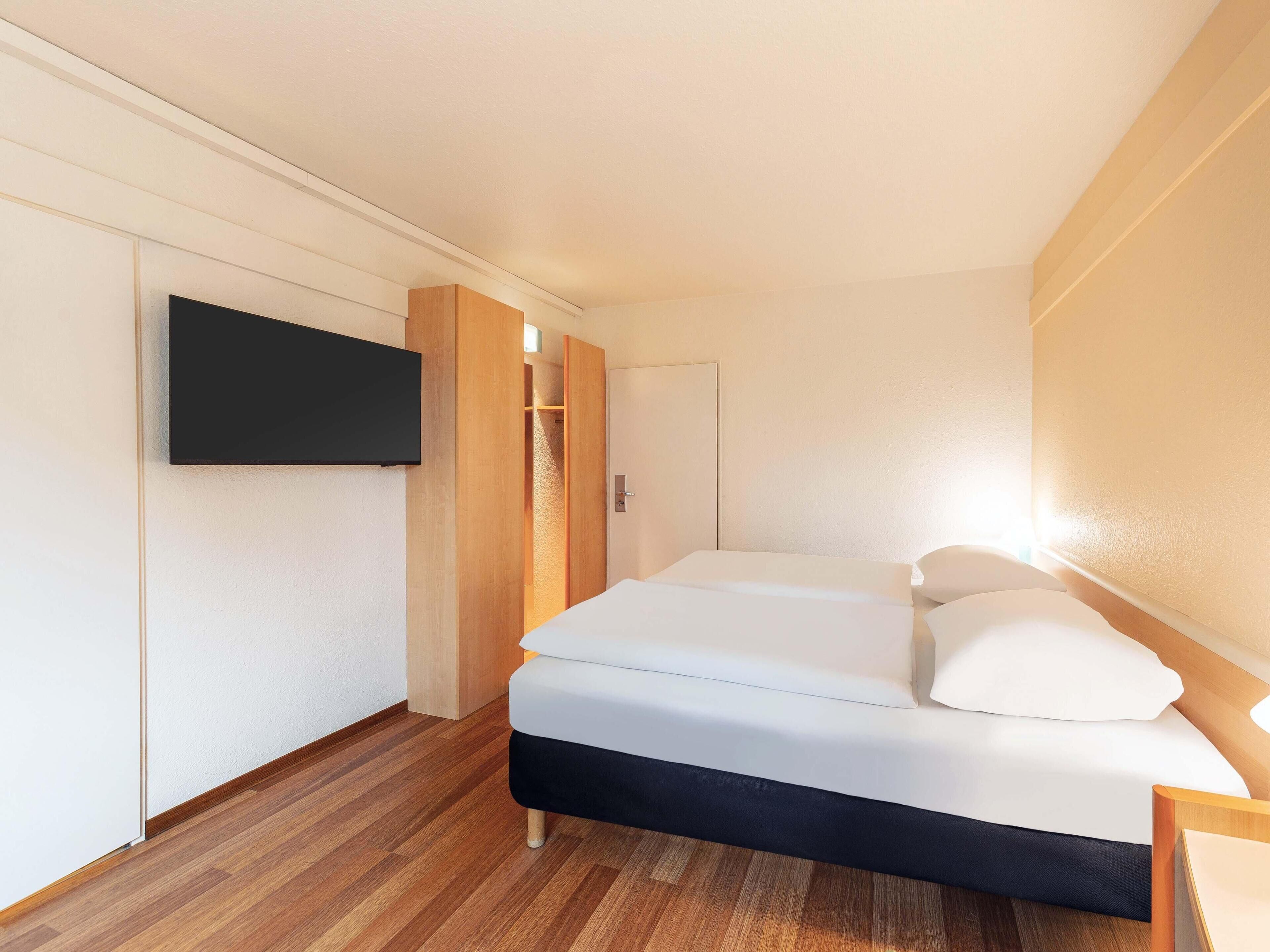 Luxe beddengoed, een kluis op de kamer, een bureau