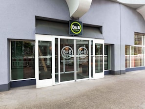 A B&B hotel entrance with a sign, glass doors, and a welcome message. - B&B HOTEL Essen-Hbf (Essen)
