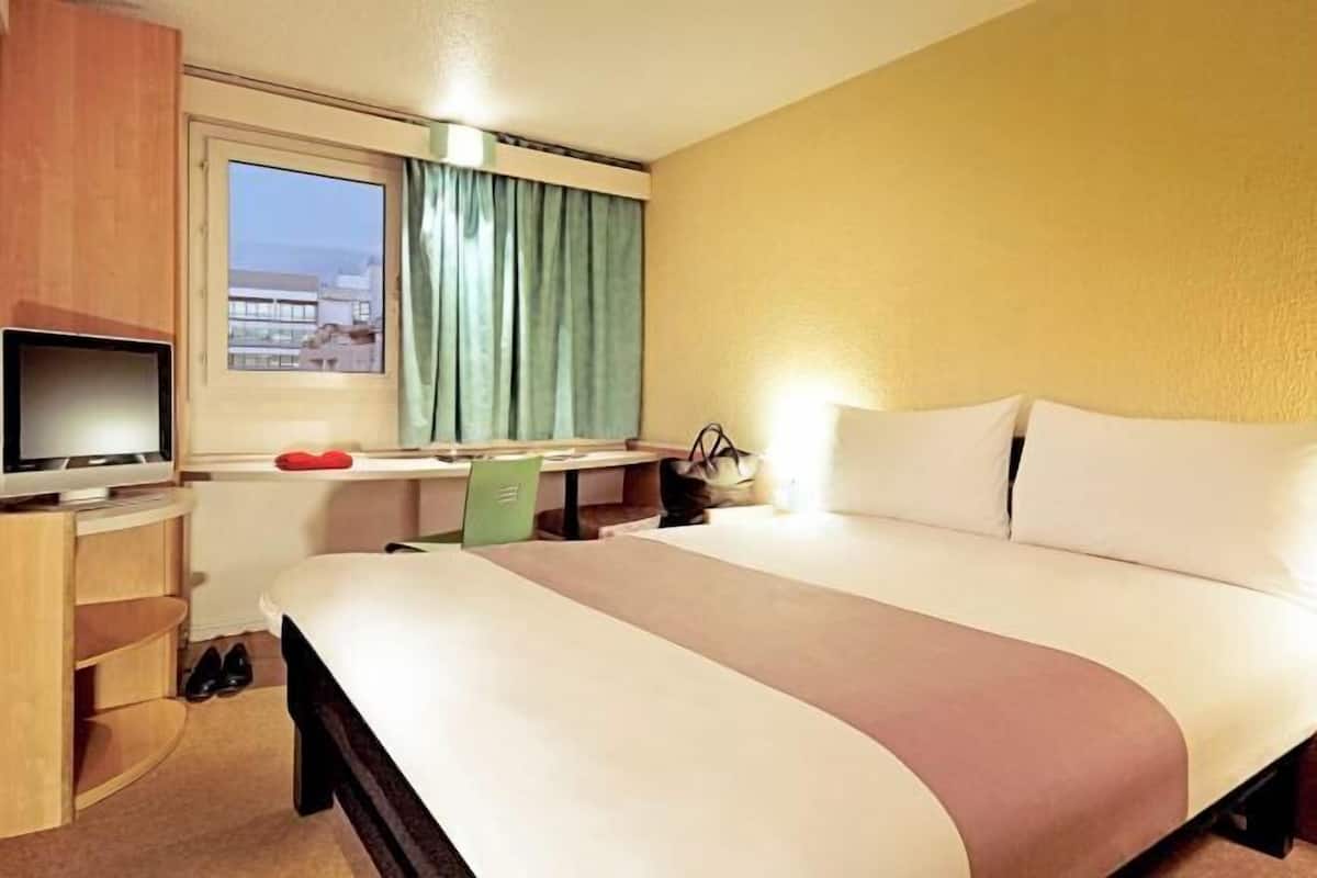 Premium bedding, in-room safe, desk, blackout drapes
