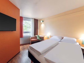 Doppelzimmer | Hochwertige Bettwaren, Zimmersafe, Schreibtisch, VerdunkelungsvorhÀnge