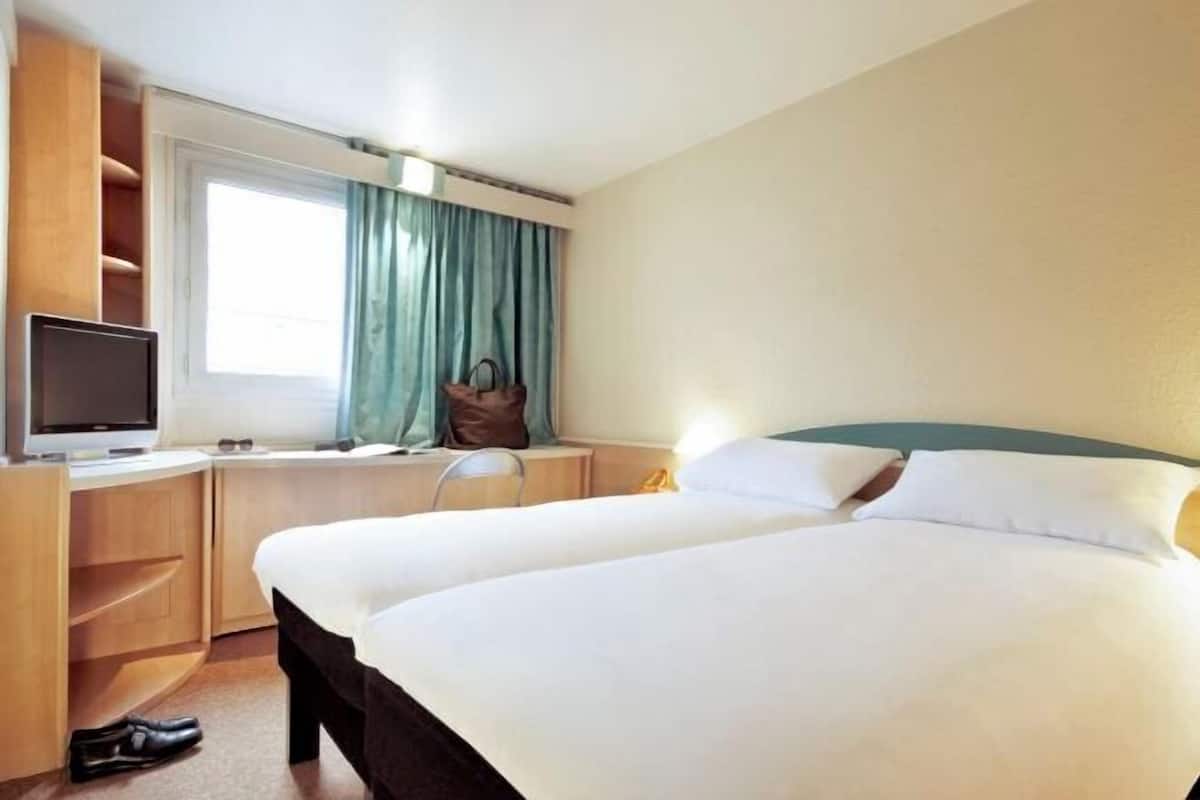 Premium bedding, in-room safe, desk, blackout drapes