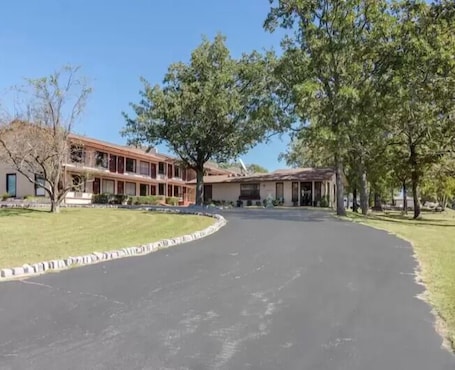 Vista a la calle. The Parkwood Inn & Suites