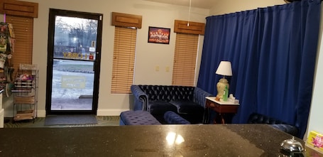Recepción. The Parkwood Inn & Suites