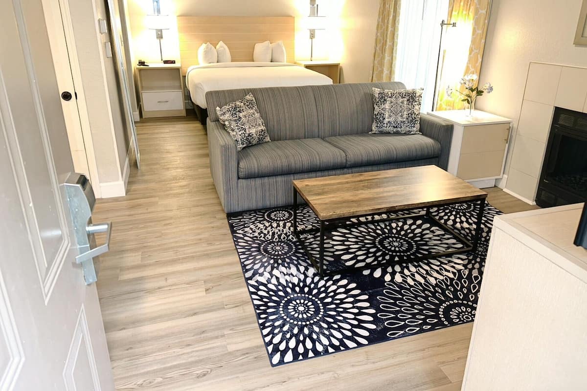 Studio Premium, 1 Tempat Tidur King | Seprai antialergi, selimut bulu angsa, dan meja kerja
