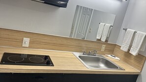 Desk, blackout drapes, free WiFi, bed sheets - Motel 6 Winnie, TX (Winnie)