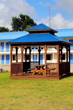 Gazebo - Motel 6 Winnie, TX (Winnie)