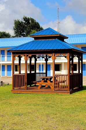 Gazebo - Motel 6 Winnie, TX (Winnie)