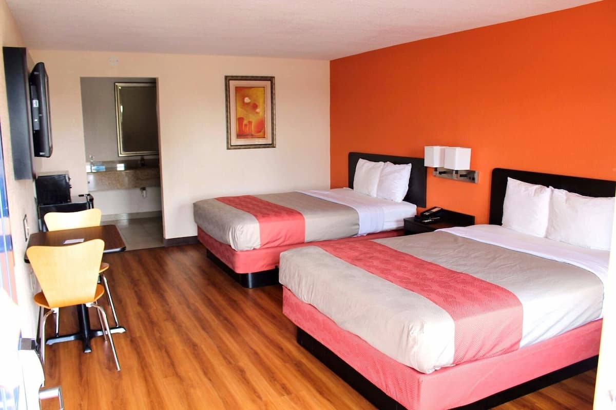 Una scrivania, tende oscuranti, Wi-Fi gratuito, lenzuola