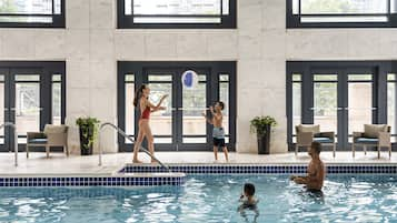 Una piscina techada, sillones reclinables de piscina