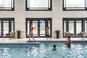 Una piscina techada, sillones reclinables de piscina