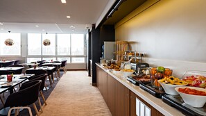 Tägliches Frühstücksbuffet gegen Gebühr
