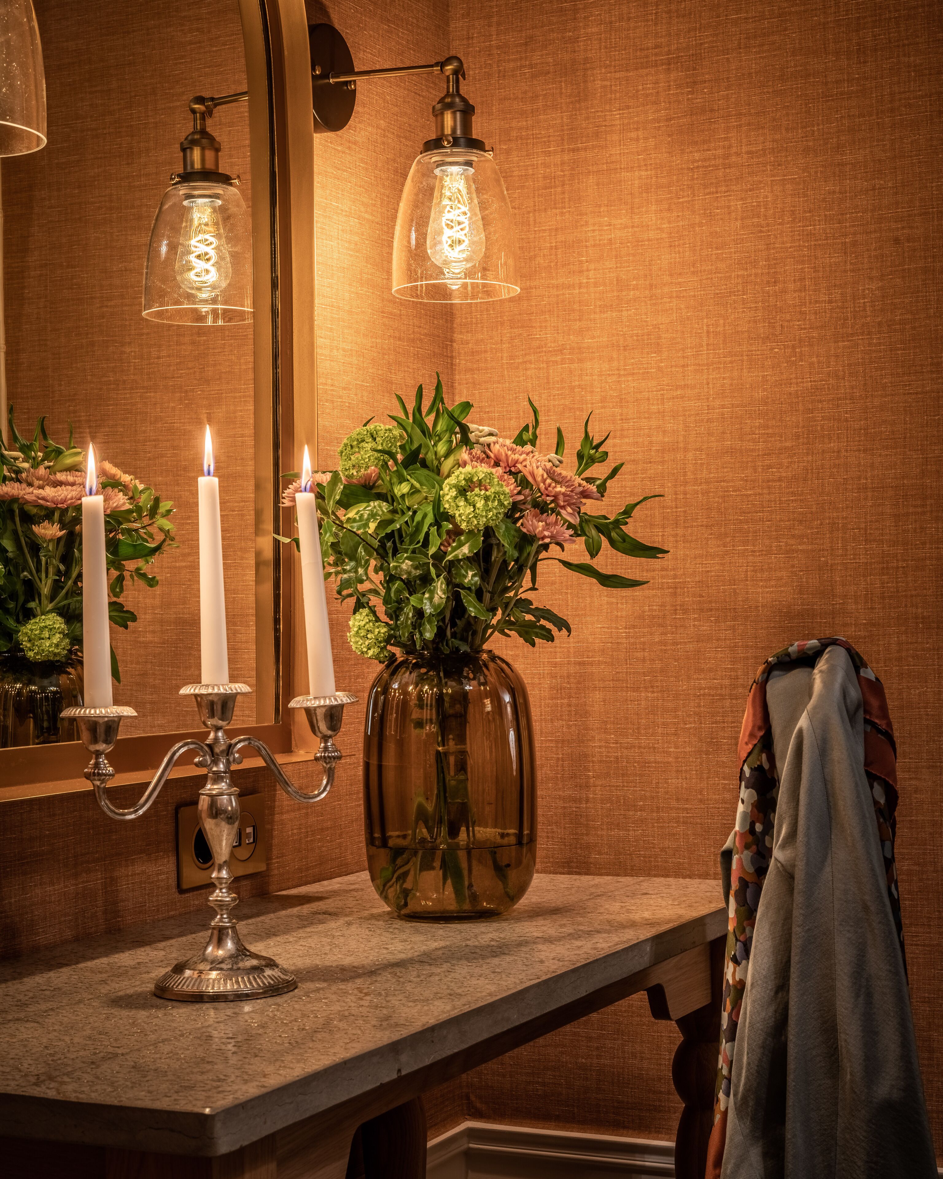 Ropa de cama de alta calidad y caja de seguridad en la habitación 