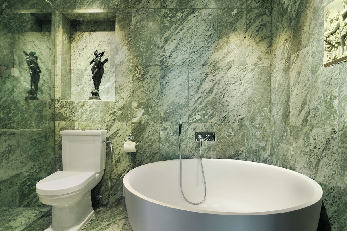 captains luxury suite  | bathroom | eco-friendly toiletries, hair dryer, bathrobes, towels