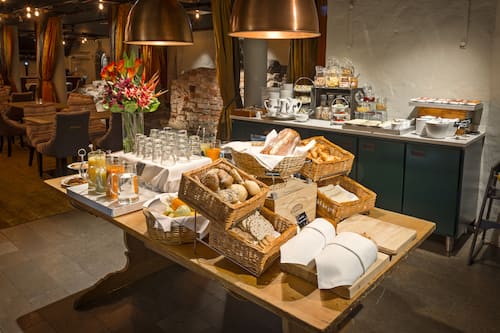 Café da manhã com buffet grátis todos os dias