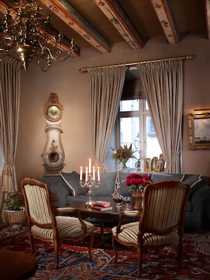 Captains Luxury Suite | Wohnbereich | 1-Zoll-Flachbildfernseher mit Kabelempfang, Fernseher