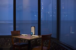 供应早餐、午餐和晚餐，美洲菜，海景