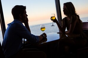 Breakfast, lunch, dinner served; American cuisine, sea views 