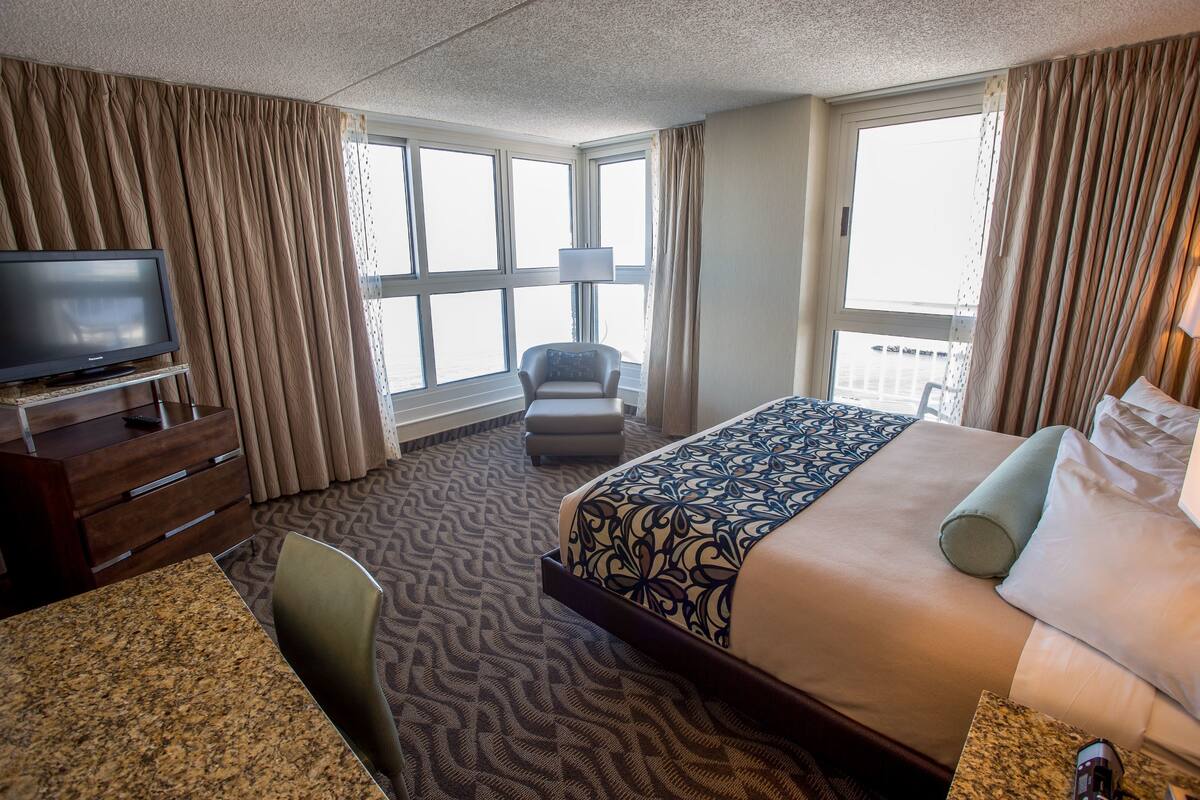 Suite, 1 Bedroom, Kitchenette | Desk, blackout drapes, iron/ironing board, bed sheets