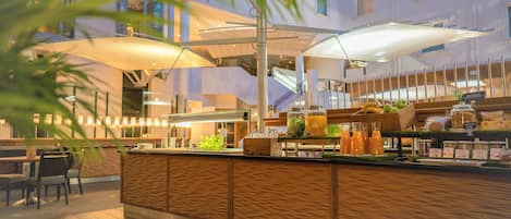 Café da manhã com buffet todos os dias (EUR 19.50 por pessoa)