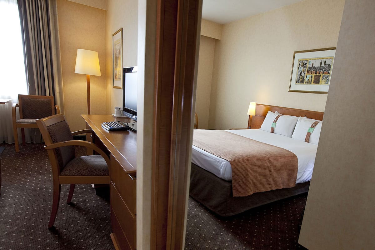 Minibar, in-room safe, desk, laptop workspace