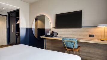 Een minibar, een kluis op de kamer, een bureau, een laptopwerkplek