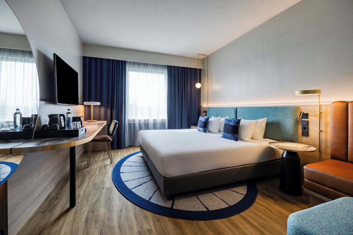 Minibar, Zimmersafe, Schreibtisch, laptopgeeigneter Arbeitsplatz