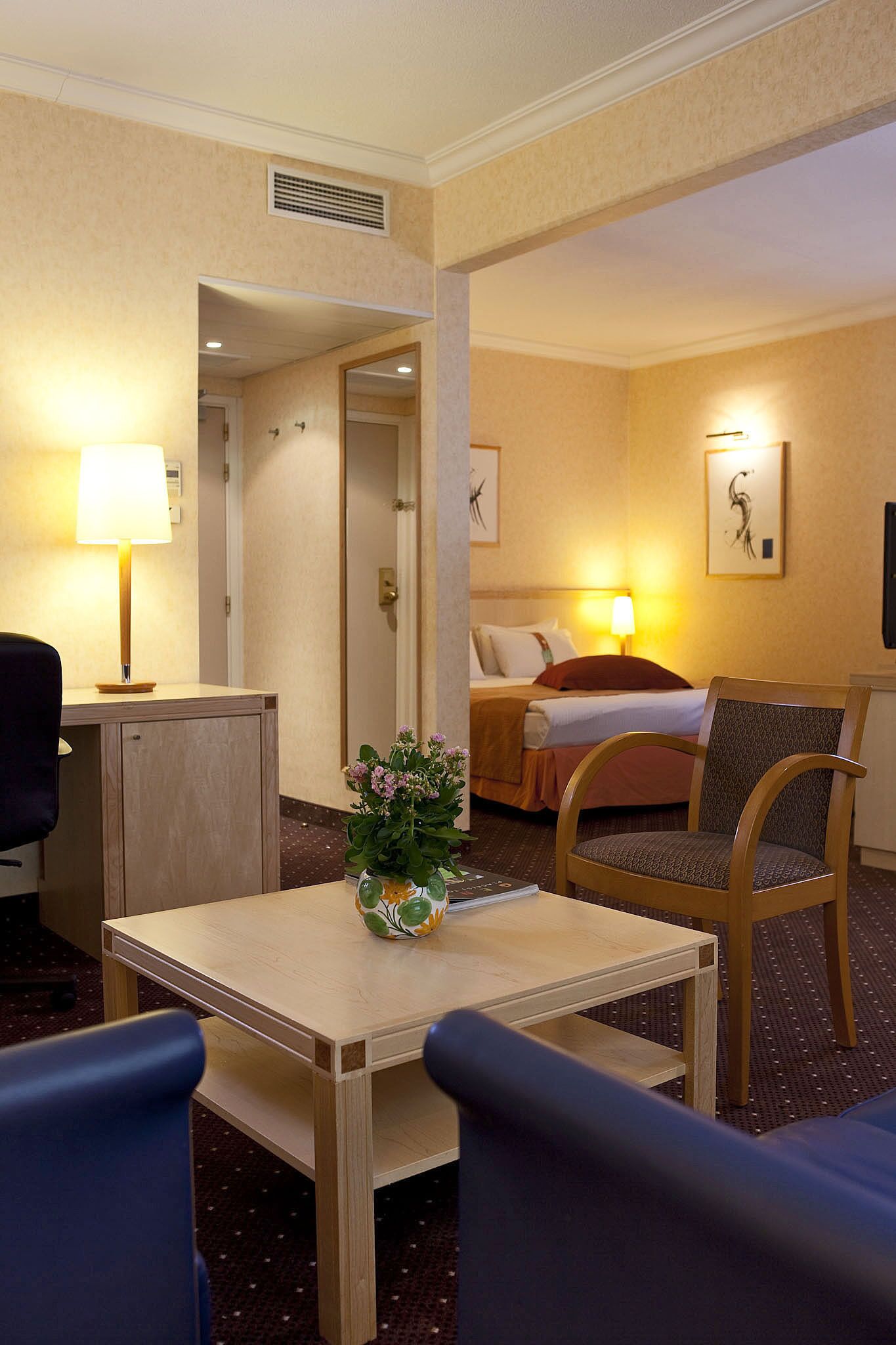 Een minibar, een kluis op de kamer, een bureau, een laptopwerkplek